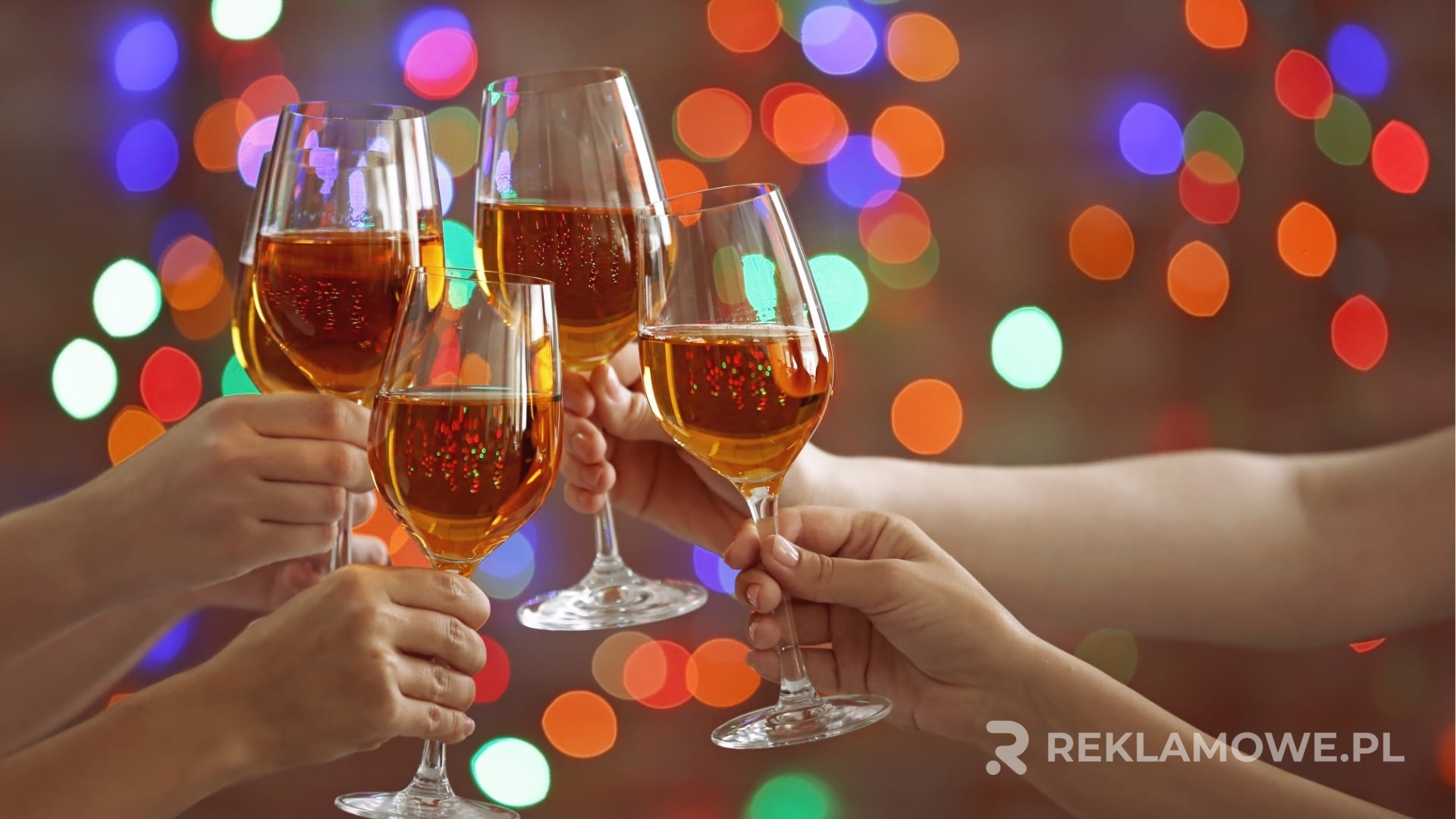 Kolorowe kieliszki reklamowe na wystawie