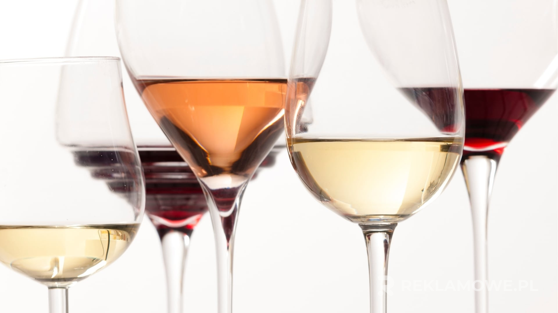 Ekologiczne kieliszki promocyjne na tle natury