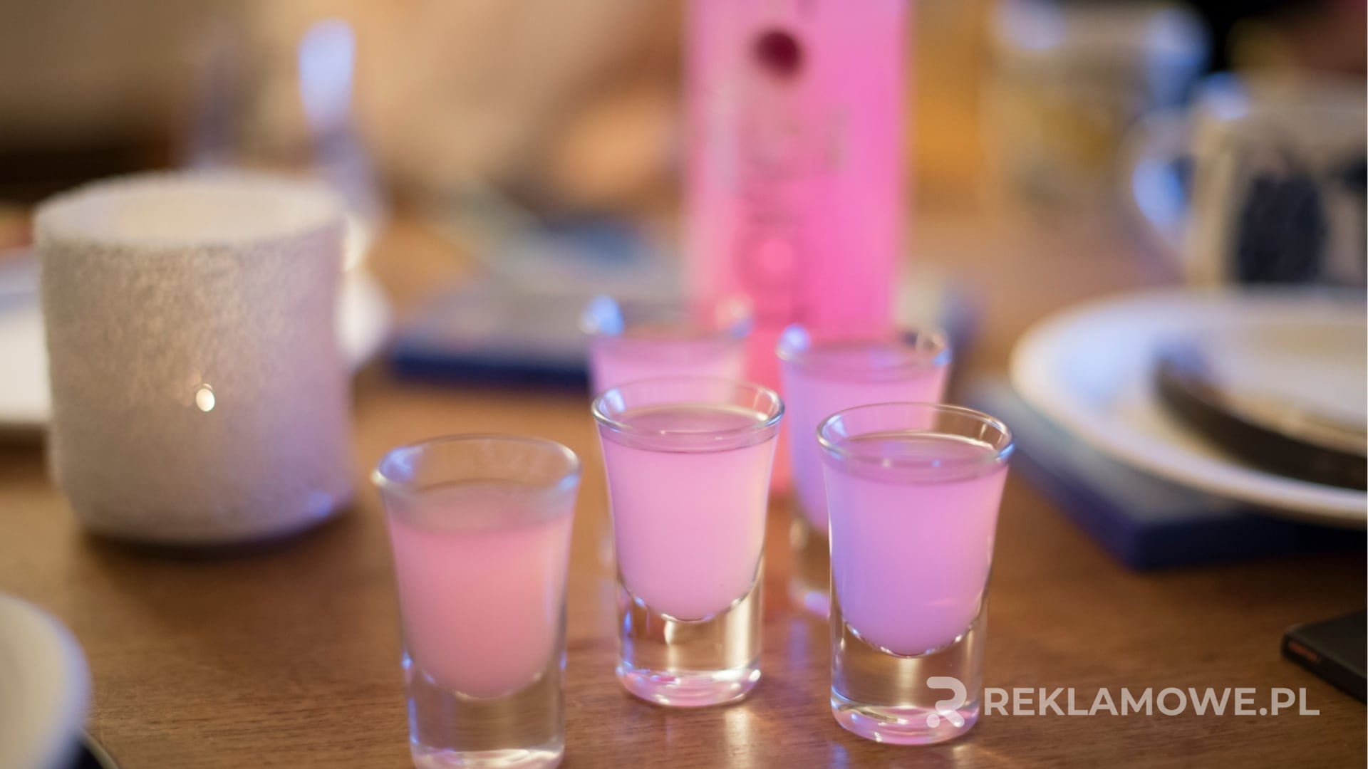 Kieliszki reklamowe zaprojektowane tak, aby przyciągały uwagę klientów