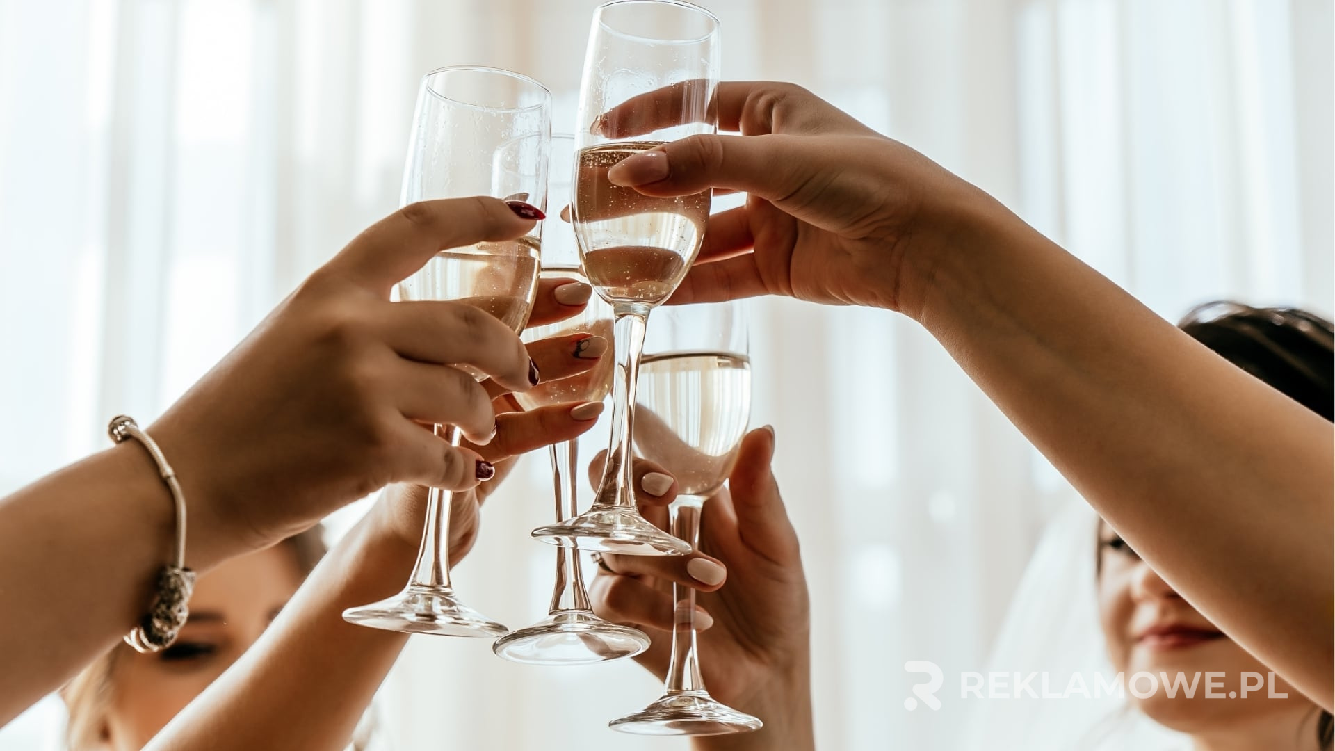 Kieliszki reklamowe zwiększające sprzedaż w sklepie z upominkami
