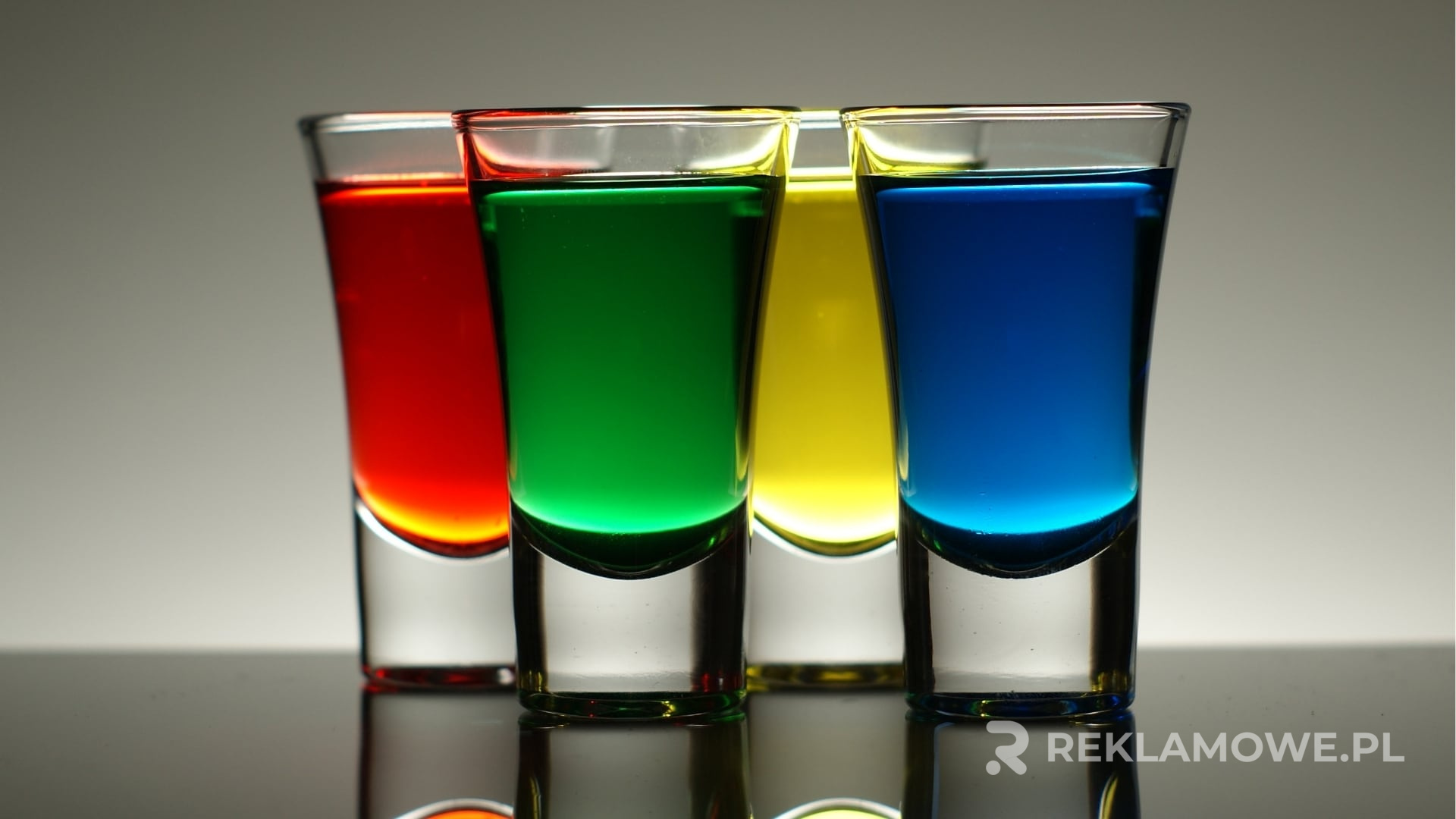 Kieliszki reklamowe jako element świątecznych prezentów firmowych