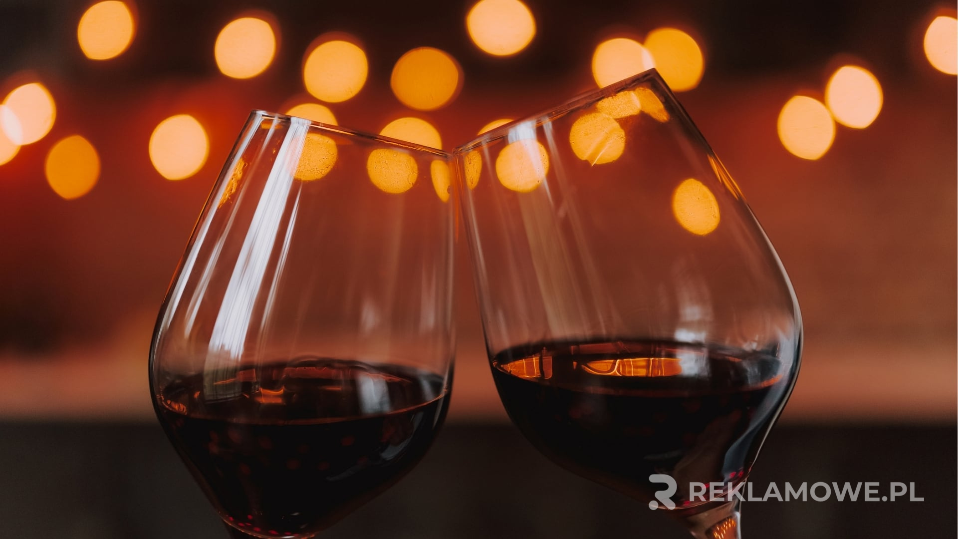 Zestaw kieliszków reklamowych na stole