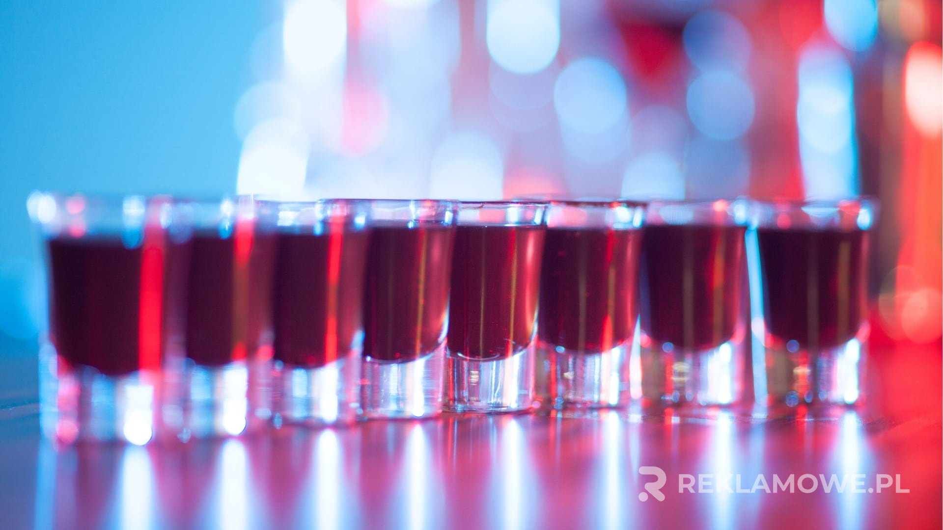 Kolorowe kieliszki reklamowe na stole