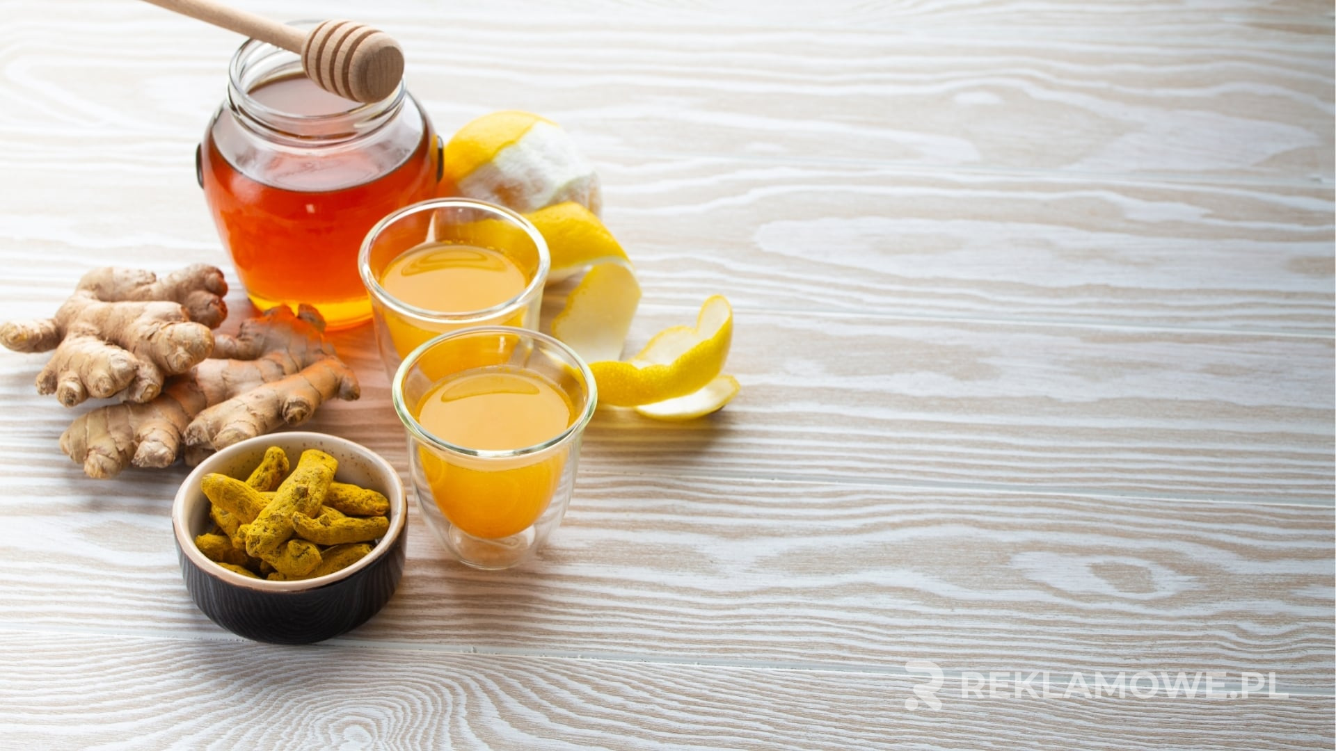 Kieliszki reklamowe ułożone na stole winiarskim