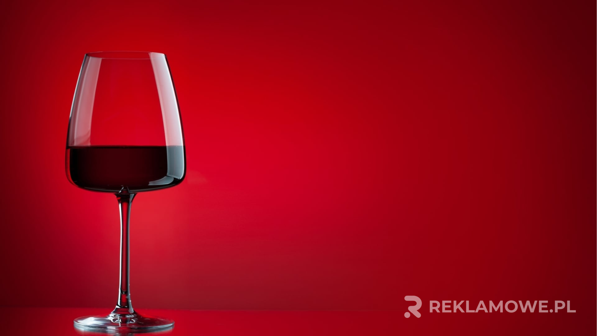 Kieliszki reklamowe w ustawieniu hotelowym