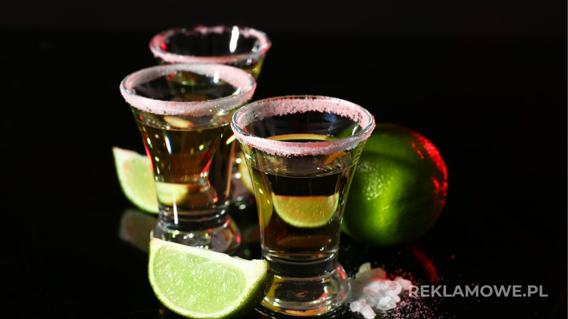 Kieliszki reklamowe na stole