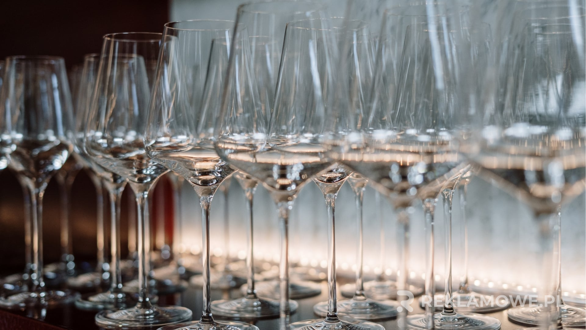 Eleganckie kieliszki reklamowe na ustawionym stole w restauracji