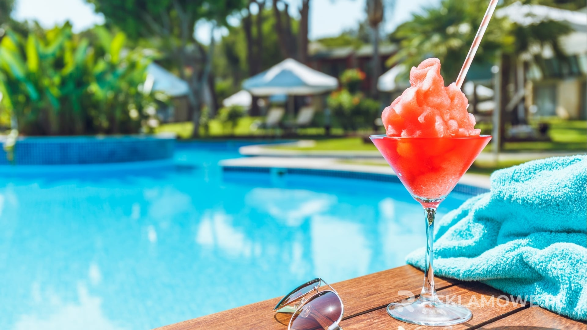 Kieliszki reklamowe na tle eleganckiego wnętrza