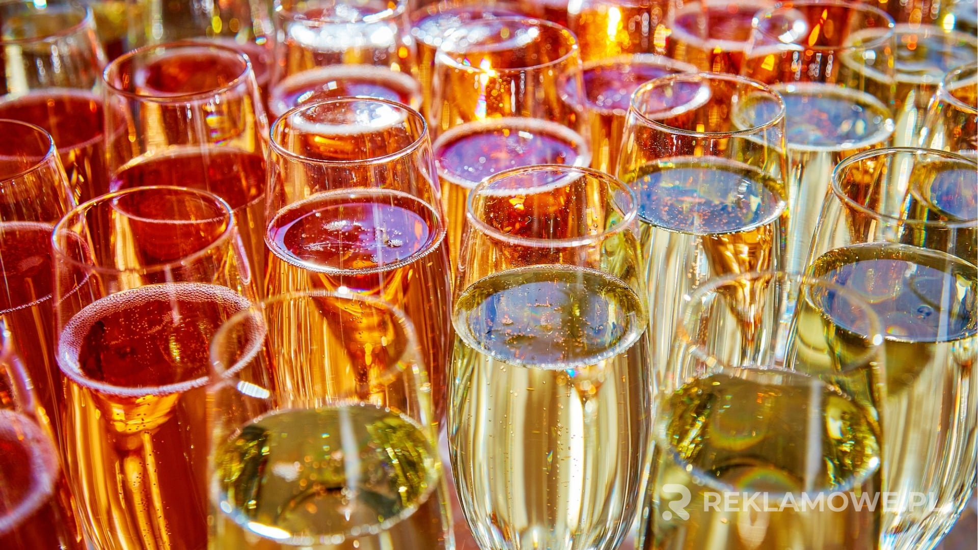 Personalizacja Kieliszków Reklamowych – Co Warto Wiedzieć? Personalizowane kieliszki reklamowe na stole