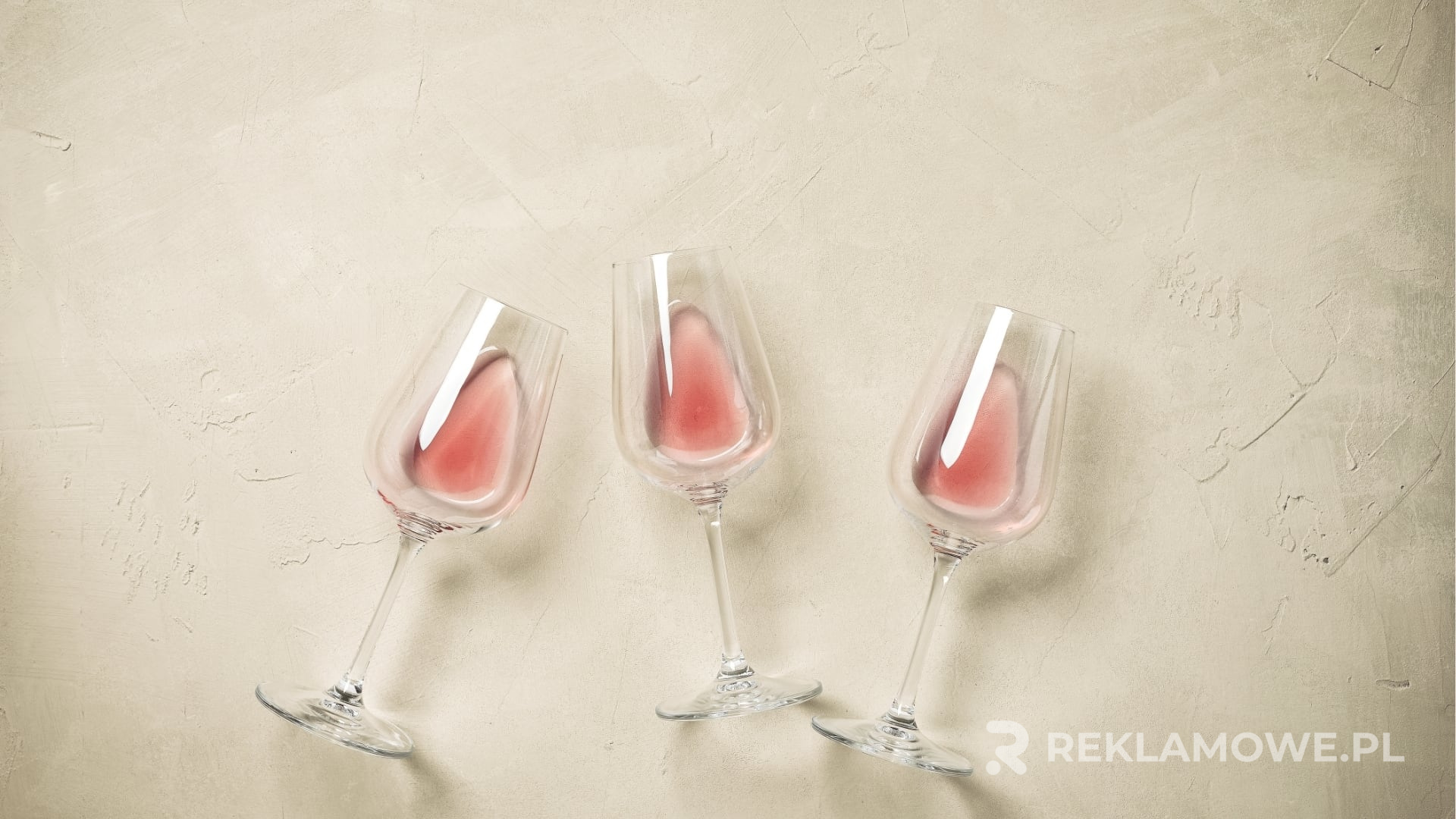Personalizowany kieliszek reklamowy jako praktyczny nośnik reklamy