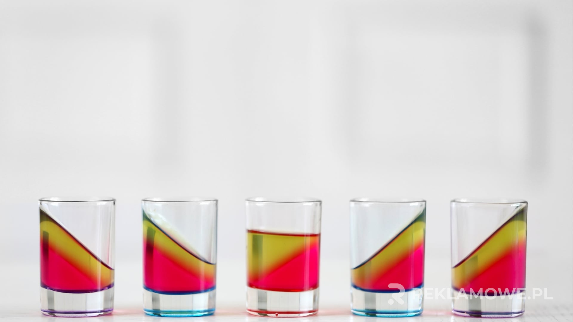 Zespół projektantów pracujący nad kreatywnym projektem kieliszków reklamowych